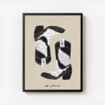 affiche avec deux bottes de cowboy noires et blanches sur fond beige et le texte avec cadre.webp
