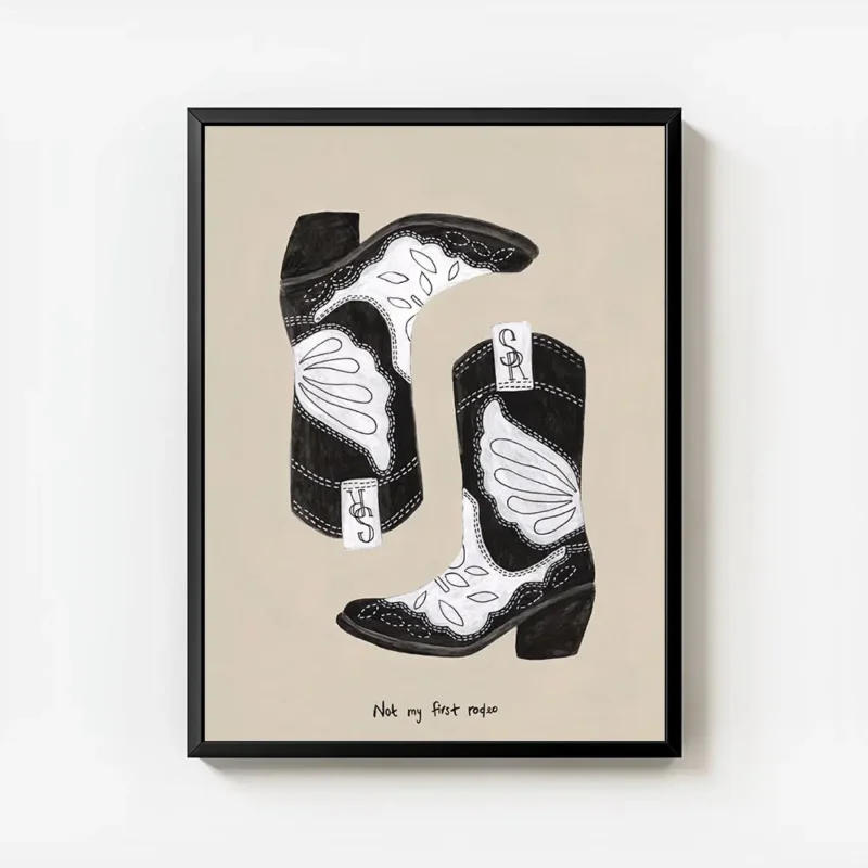affiche avec deux bottes de cowboy noires et blanches sur fond beige et le texte avec cadre.webp