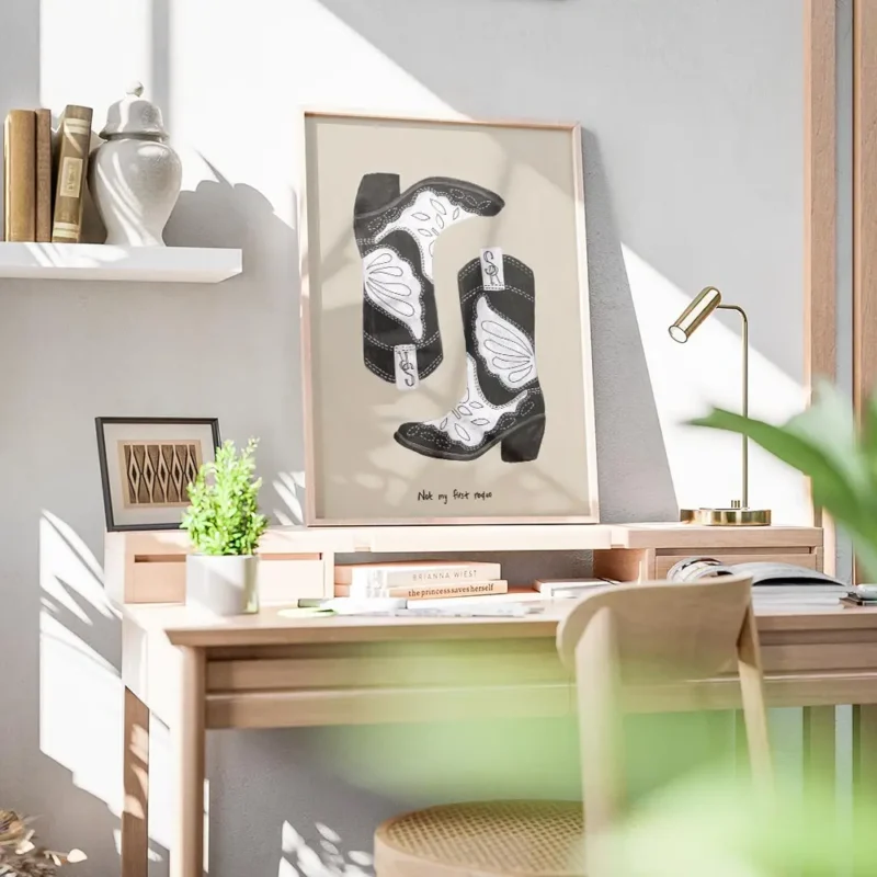 affiche avec deux bottes de cowboy noires et blanches sur fond beige et le texte bureau.webp