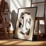 affiche avec deux bottes de cowboy noires et blanches sur fond beige et le texte encadre.webp