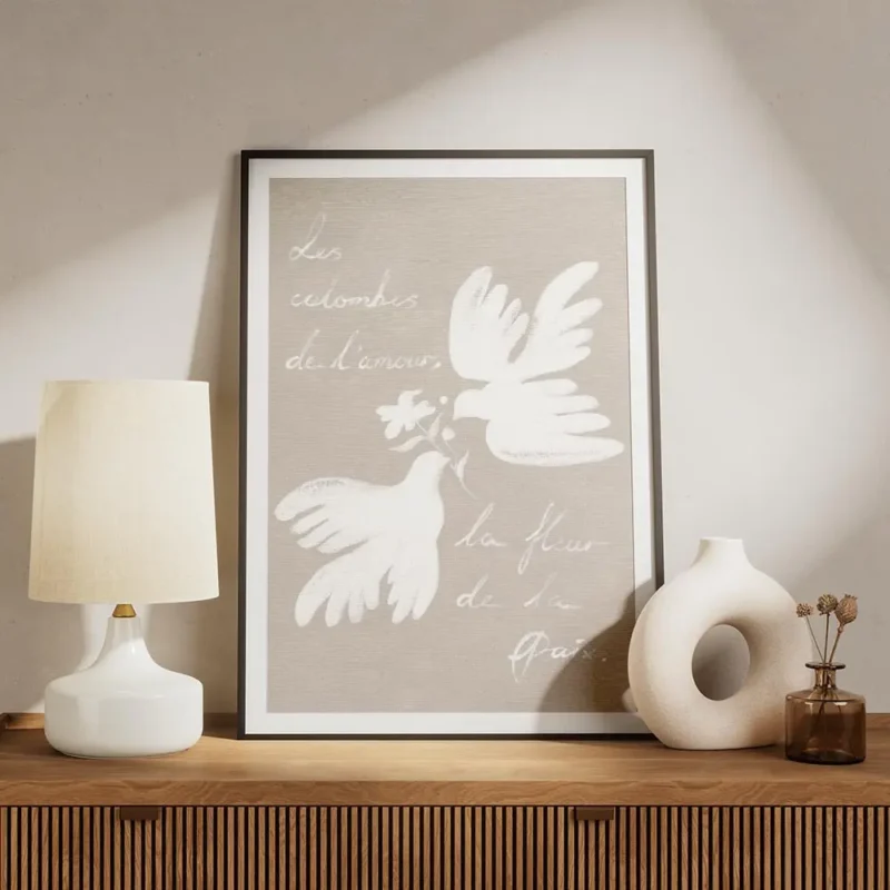 affiche avec deux colombes blanches peintes en coups de pinceau doux entourees d meuble.webp