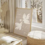 affiche avec deux colombes blanches peintes en coups de pinceau doux entourees d salon beige.webp