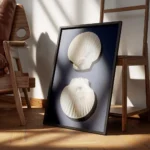 affiche avec deux coquillages blancs sur un fond bleu fonce lun a lendroit lautr encadre.webp