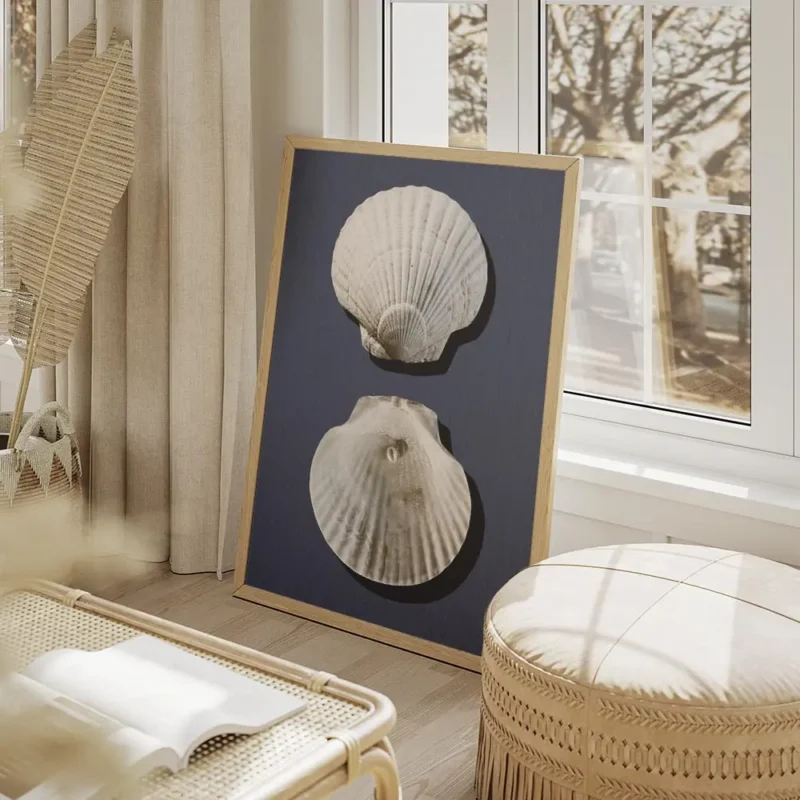 affiche avec deux coquillages blancs sur un fond bleu fonce lun a lendroit lautr salon beige.webp