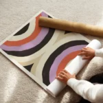 affiche avec deux demi cercles de couleurs beige marron orange violet et noir de enroule.webp