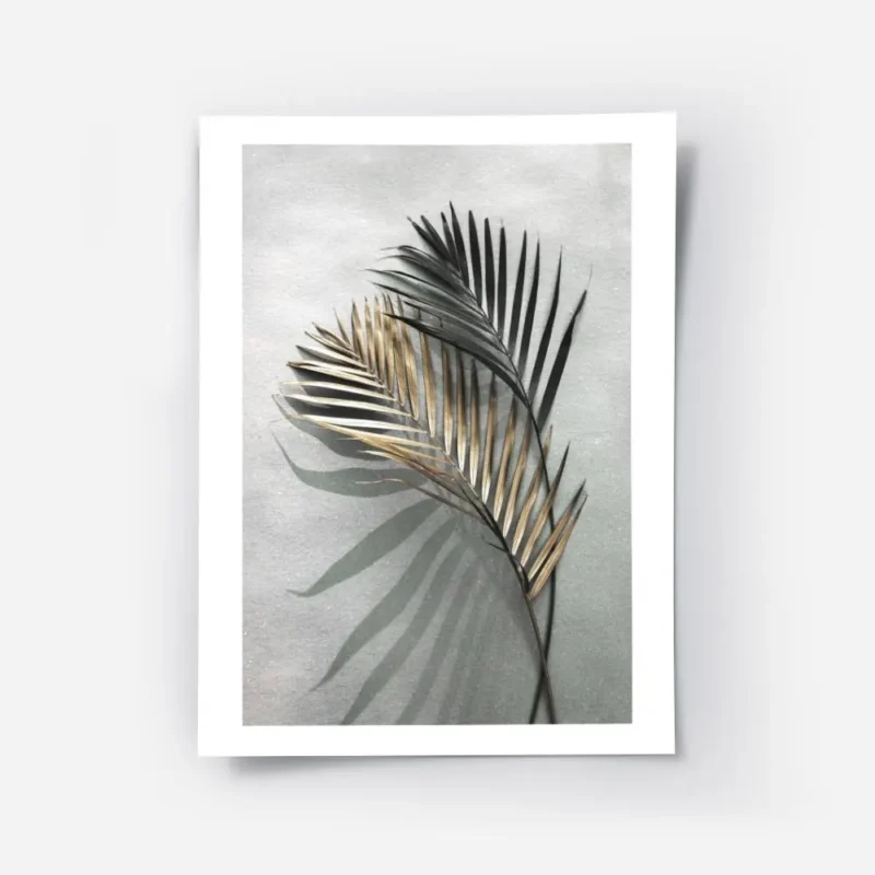 affiche avec deux feuilles de palmier lune doree et lautre vert fonce sur un fon.webp