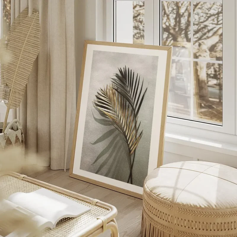 affiche avec deux feuilles de palmier lune doree et lautre vert fonce sur un fon salon beige.webp