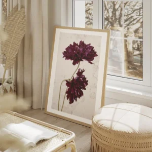 affiche avec deux fleurs cosmos violet fonce et leurs tiges fines sur un fond be salon beige.webp