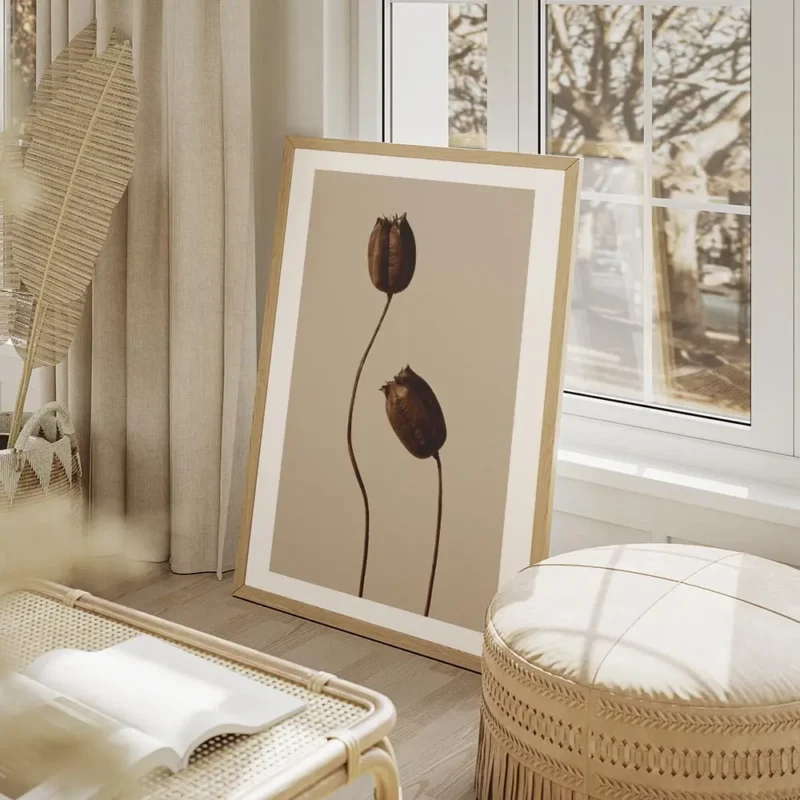 affiche avec deux fleurs sechees marron de differentes hauteurs sur fond beige salon beige.webp