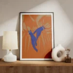 affiche avec deux mains bleues aux poignets perles sur un fond orange vif entour meuble.webp