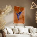 affiche avec deux mains bleues aux poignets perles sur un fond orange vif entour salon.webp