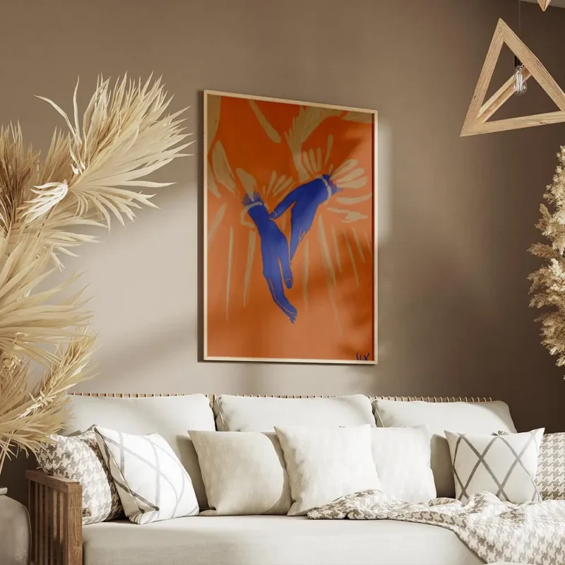 affiche avec deux mains bleues aux poignets perles sur un fond orange vif entour salon.webp