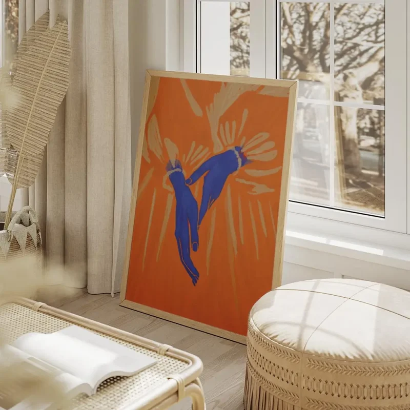 affiche avec deux mains bleues aux poignets perles sur un fond orange vif entour salon beige.webp