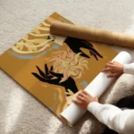 affiche avec deux mains noires tenant une fleur abstraite rose et jaune sur fond enroule.webp