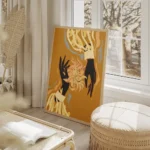 affiche avec deux mains noires tenant une fleur abstraite rose et jaune sur fond salon beige.webp