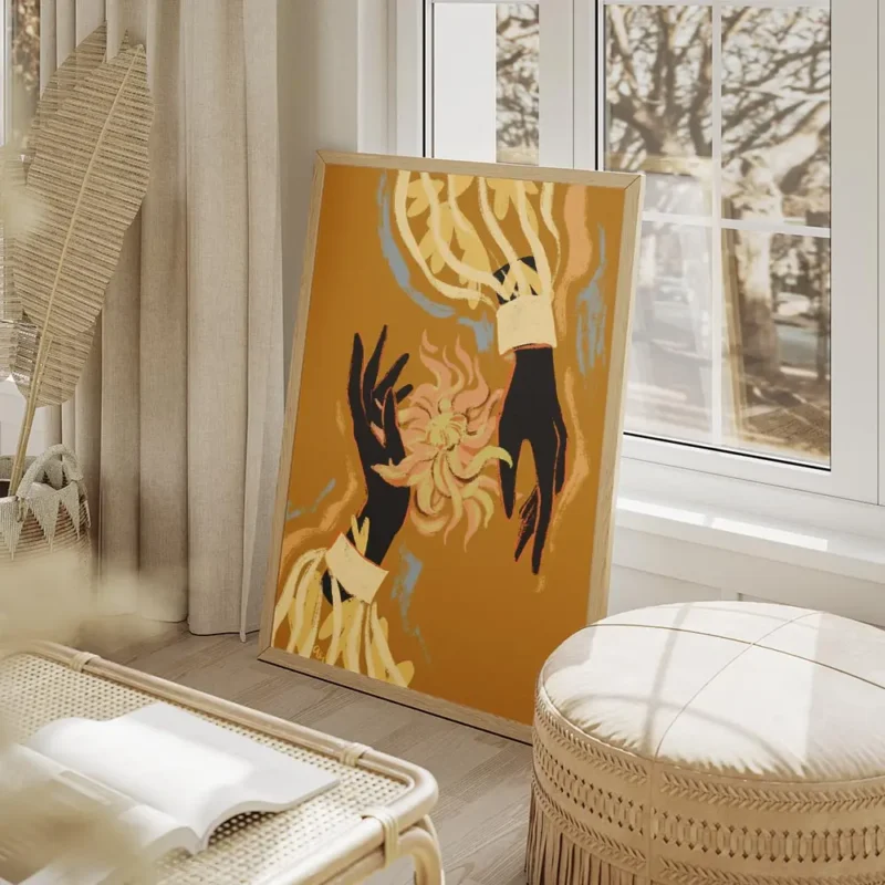 affiche avec deux mains noires tenant une fleur abstraite rose et jaune sur fond salon beige.webp