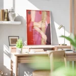affiche avec deux mains qui se tiennent aux couleurs vives de rose rouge et viol bureau.webp