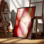 affiche avec deux mains qui se tiennent aux couleurs vives de rose rouge et viol encadre.webp