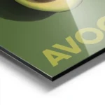 affiche avec deux moities davocat sur un fond vert fonce le texte avocado en bas aluminium.webp