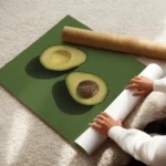 affiche avec deux moities davocat sur un fond vert fonce le texte avocado en bas enroule.webp