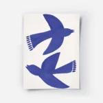 affiche avec deux oiseaux bleus stylises et abstraits en plein vol sur un fond c.webp