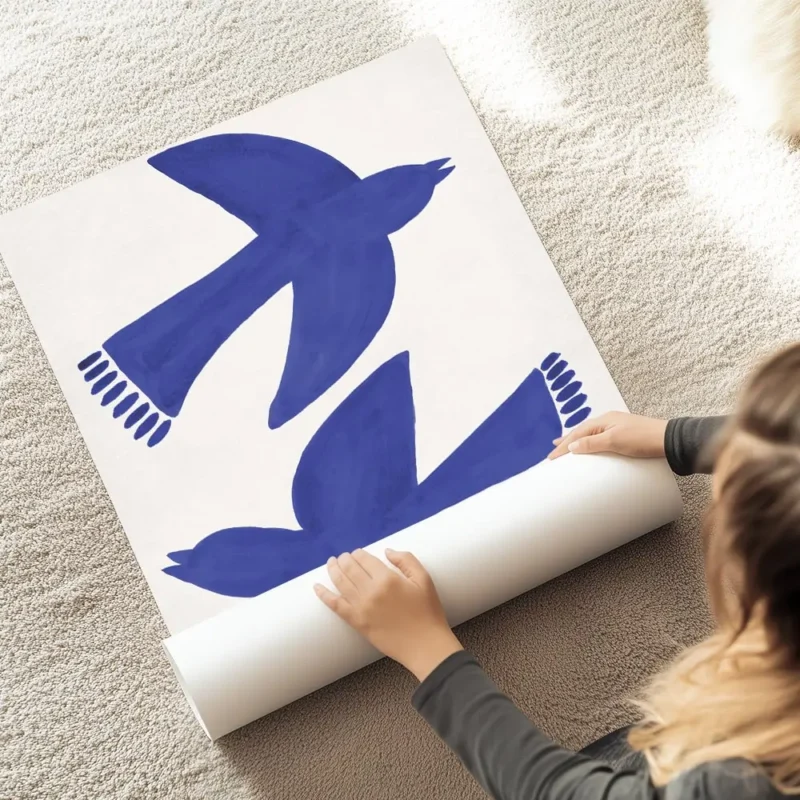 affiche avec deux oiseaux bleus stylises et abstraits en plein vol sur un fond c au sol.webp