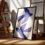 affiche avec deux oiseaux bleus stylises et abstraits en plein vol sur un fond c encadre.webp