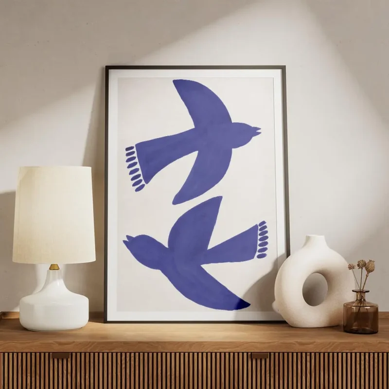 affiche avec deux oiseaux bleus stylises et abstraits en plein vol sur un fond c meuble.webp