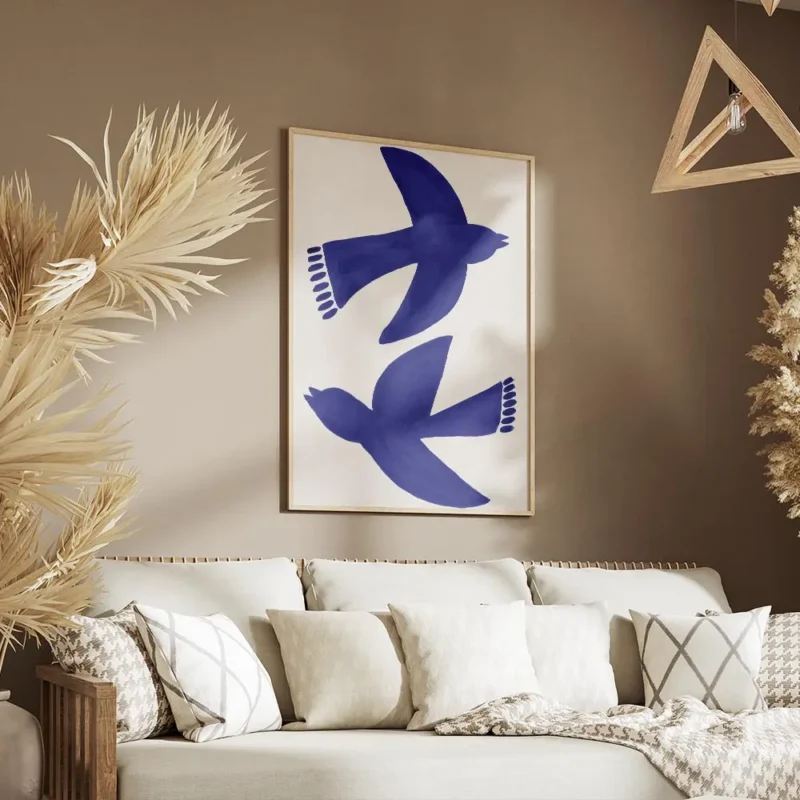 affiche avec deux oiseaux bleus stylises et abstraits en plein vol sur un fond c salon.webp
