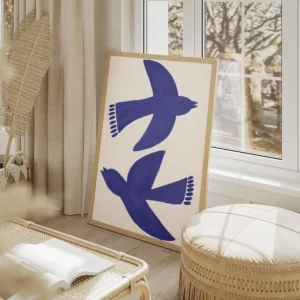 affiche avec deux oiseaux bleus stylises et abstraits en plein vol sur un fond c salon beige.webp