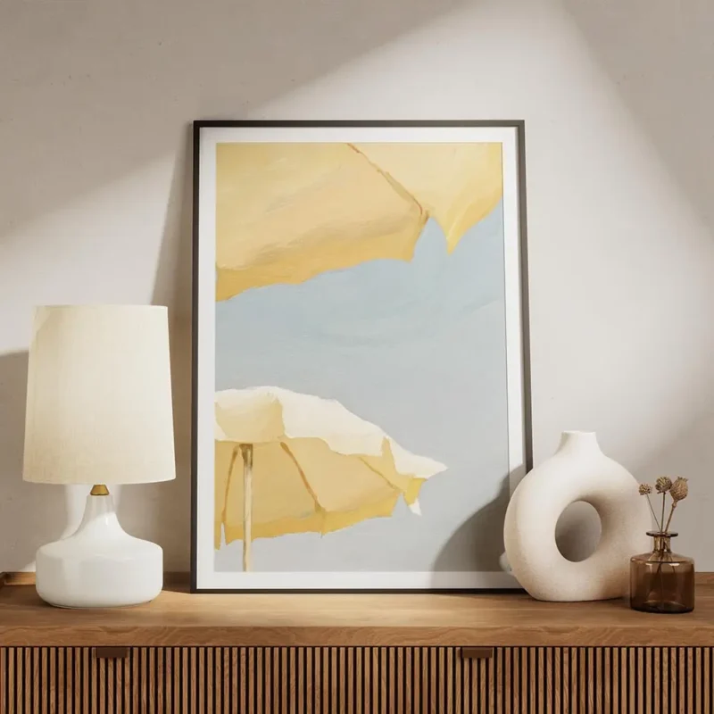 affiche avec deux parasols jaunes textures sur fond de ciel bleu style peinture meuble.webp