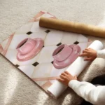 affiche avec deux tasses de cafe roses sur un carrelage blanc beige et rose aux enroule.webp