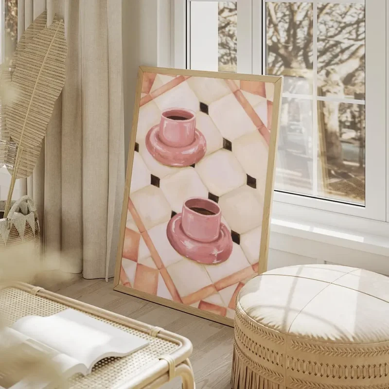 affiche avec deux tasses de cafe roses sur un carrelage blanc beige et rose aux salon beige.webp