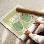 affiche avec deux verres de margarita verte lun orne dune lime lautre dun piment enroule.webp