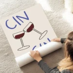 affiche avec deux verres de vin rouge qui trinquent et le texte cin cin en typog au sol.webp
