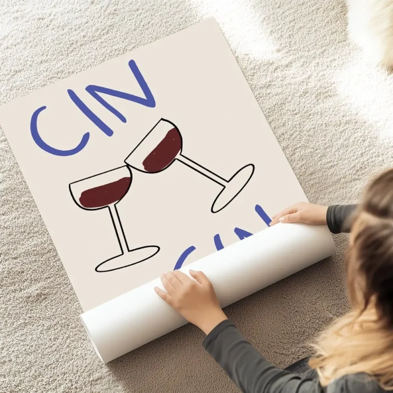 affiche avec deux verres de vin rouge qui trinquent et le texte cin cin en typog au sol.webp