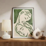 affiche avec deux visages stylises en vert fonce et clair evoquant lamour sur un meuble.webp