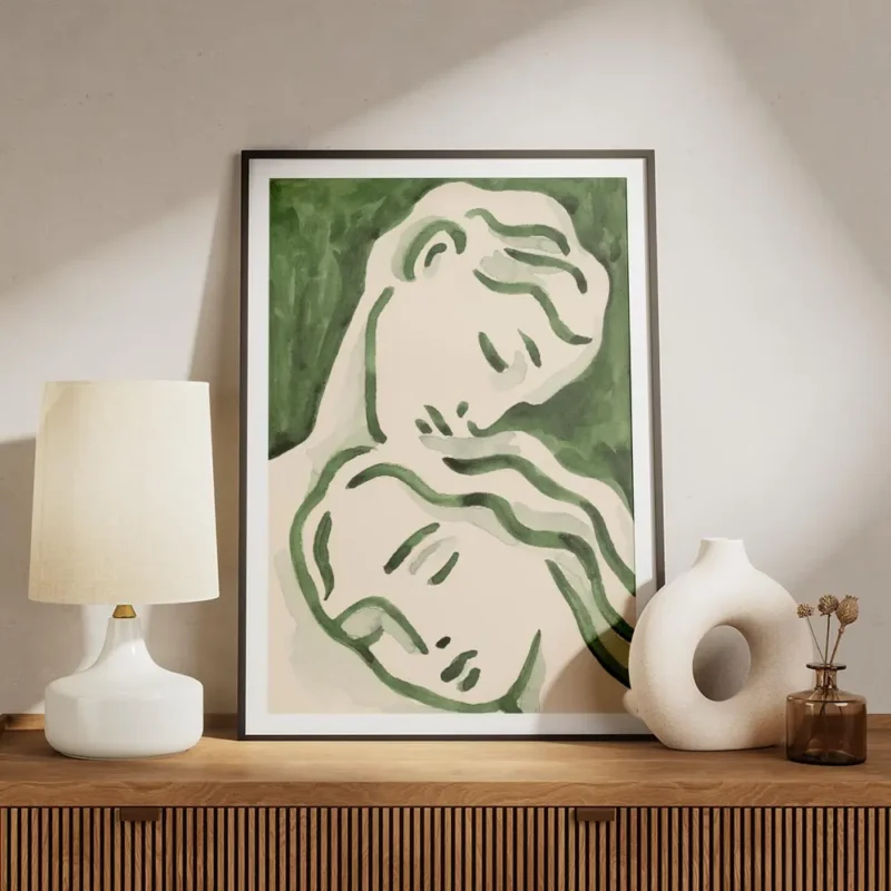affiche avec deux visages stylises en vert fonce et clair evoquant lamour sur un meuble.webp