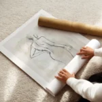 affiche avec esquisse de corps nu en noir sur fond aquarelle beige et gris offra enroule.webp