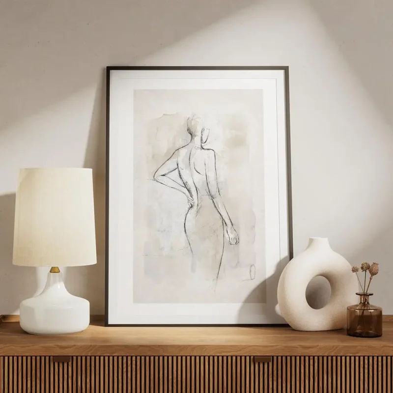 affiche avec esquisse de corps nu en noir sur fond aquarelle beige et gris offra meuble.webp