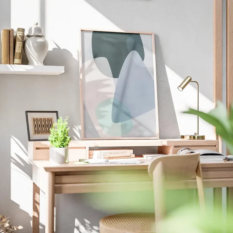 affiche avec formes abstraites aux couleurs pastel bleu vert et rose sur fond cl bureau.webp