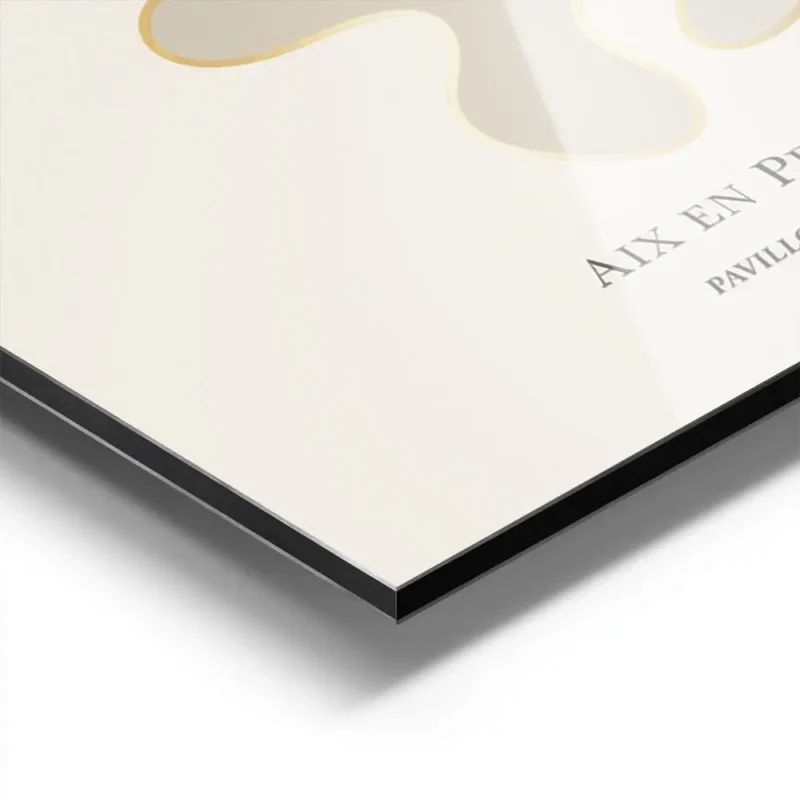 affiche avec formes abstraites beiges et contour dore typographie noire sur fond aluminium.webp
