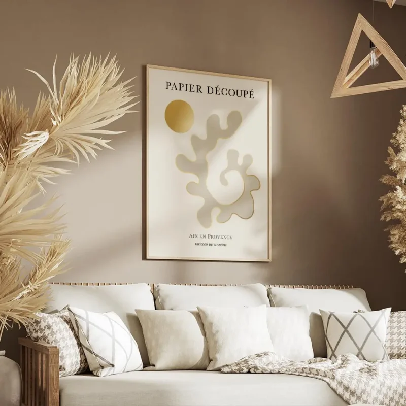 affiche avec formes abstraites beiges et contour dore typographie noire sur fond salon.webp