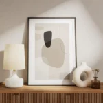 affiche avec formes abstraites en beige blanc et gris fonce sur fond texture ave meuble.webp