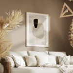 affiche avec formes abstraites en beige blanc et gris fonce sur fond texture ave salon.webp