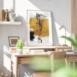 affiche avec formes abstraites en noir et jaune sur fond gris clair texture de t bureau.webp