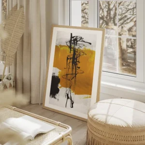 affiche avec formes abstraites en noir et jaune sur fond gris clair texture de t salon beige.webp