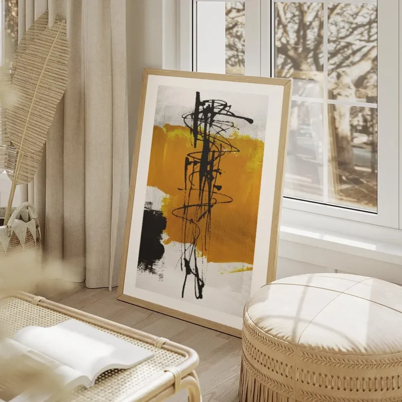 affiche avec formes abstraites en noir et jaune sur fond gris clair texture de t salon beige.webp