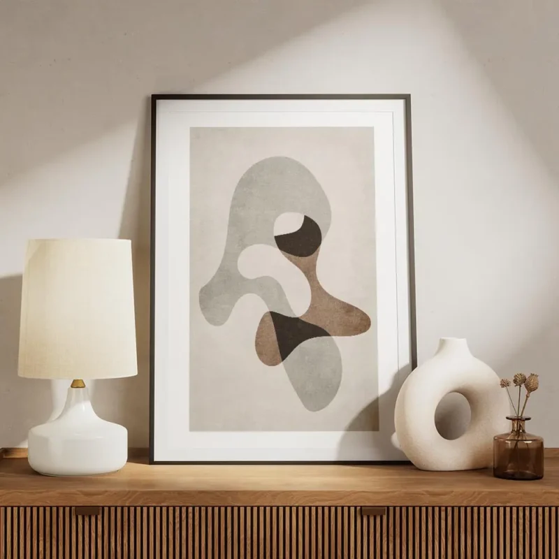 affiche avec formes abstraites grises marron et noires sur fond beige avec un ef meuble.webp