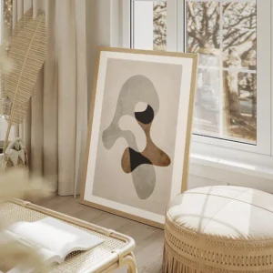 affiche avec formes abstraites grises marron et noires sur fond beige avec un ef salon beige.webp